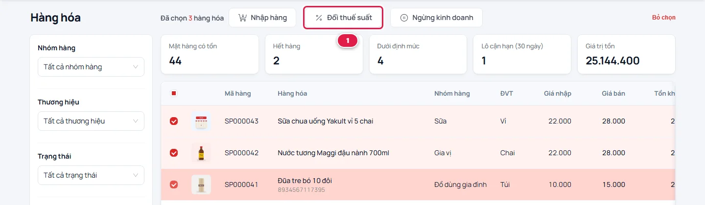Màn Hàng hóa với ba mặt hàng được tích chọn và nút Đổi thuế suất trên thanh hành động