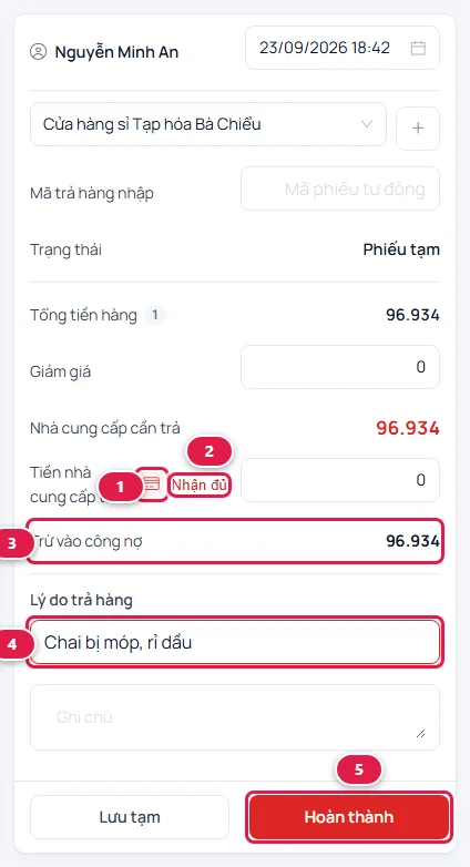 Cột phải phiếu trả hàng nhập: nút hình thẻ, nút Nhận đủ, dòng Trừ vào công nợ, ô Lý do trả hàng và nút Hoàn thành